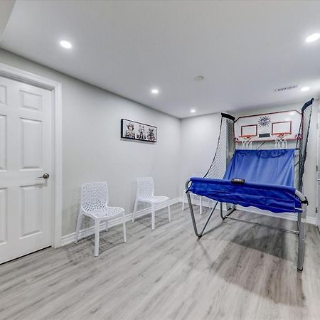 Stunning 7 Bedroom Rougeview Home With 2 Kitchens, 5 Bathrooms, Amazing Backyard & 8-Car Parking Toronto Extérieur photo
