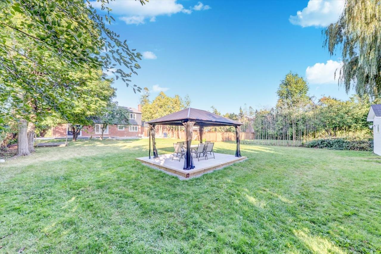 Stunning 7 Bedroom Rougeview Home With 2 Kitchens, 5 Bathrooms, Amazing Backyard & 8-Car Parking Toronto Extérieur photo