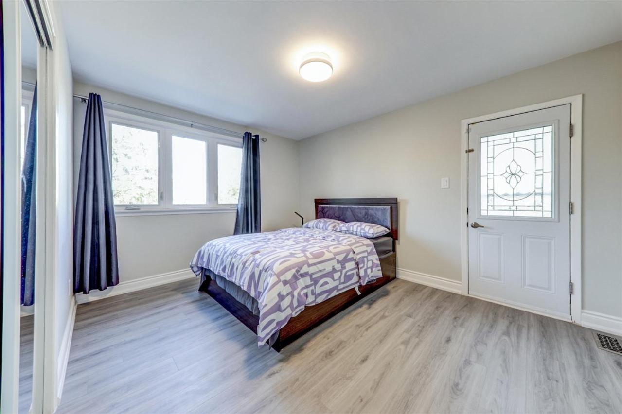 Stunning 7 Bedroom Rougeview Home With 2 Kitchens, 5 Bathrooms, Amazing Backyard & 8-Car Parking Toronto Extérieur photo