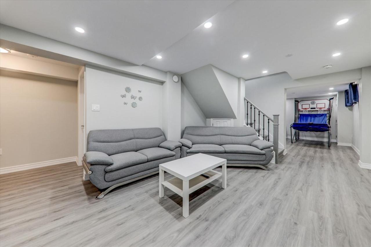 Stunning 7 Bedroom Rougeview Home With 2 Kitchens, 5 Bathrooms, Amazing Backyard & 8-Car Parking Toronto Extérieur photo