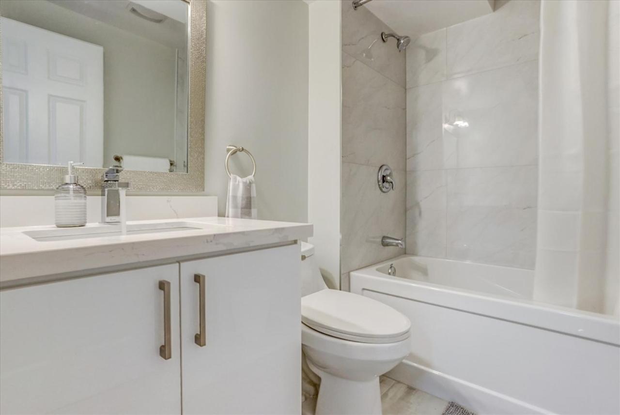 Stunning 7 Bedroom Rougeview Home With 2 Kitchens, 5 Bathrooms, Amazing Backyard & 8-Car Parking Toronto Extérieur photo