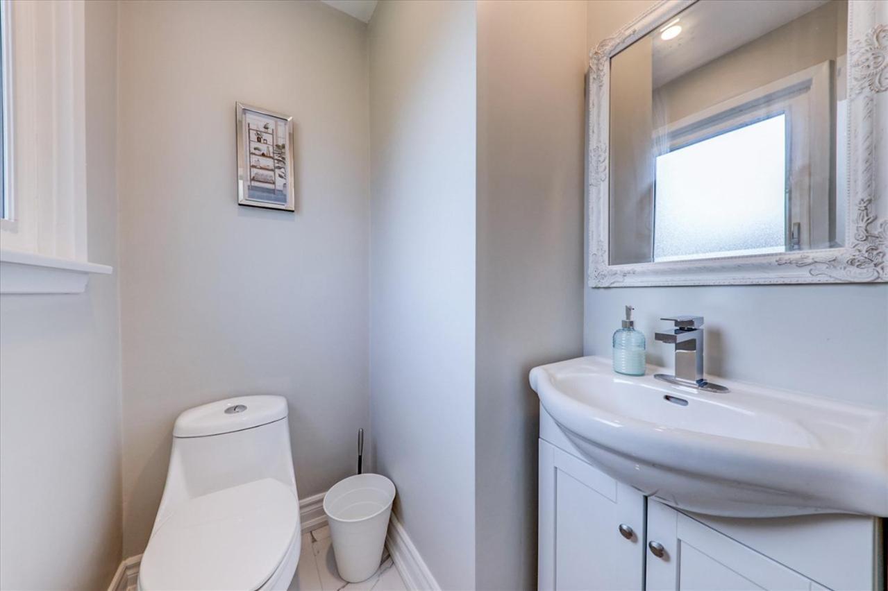 Stunning 7 Bedroom Rougeview Home With 2 Kitchens, 5 Bathrooms, Amazing Backyard & 8-Car Parking Toronto Extérieur photo