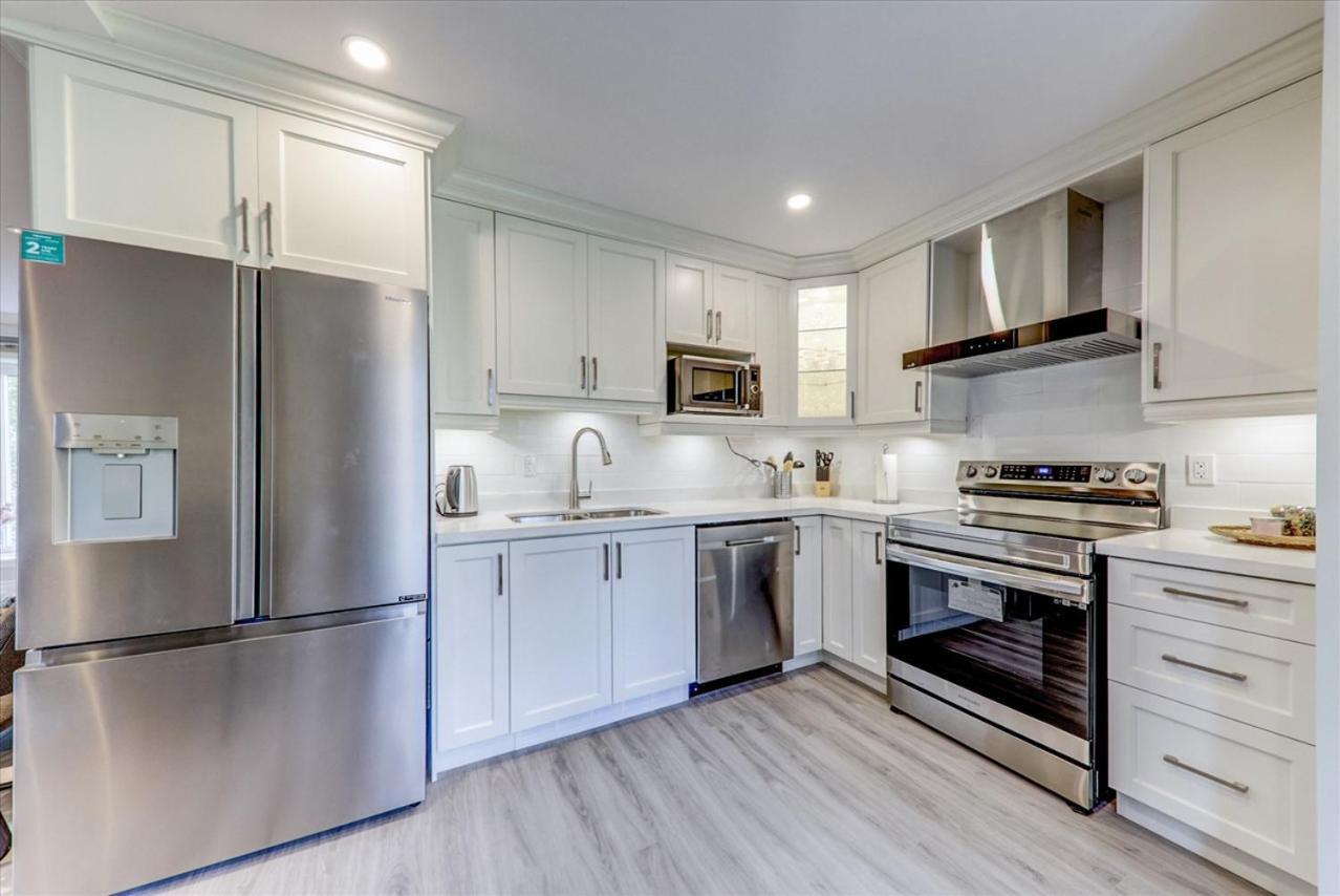 Stunning 7 Bedroom Rougeview Home With 2 Kitchens, 5 Bathrooms, Amazing Backyard & 8-Car Parking Toronto Extérieur photo