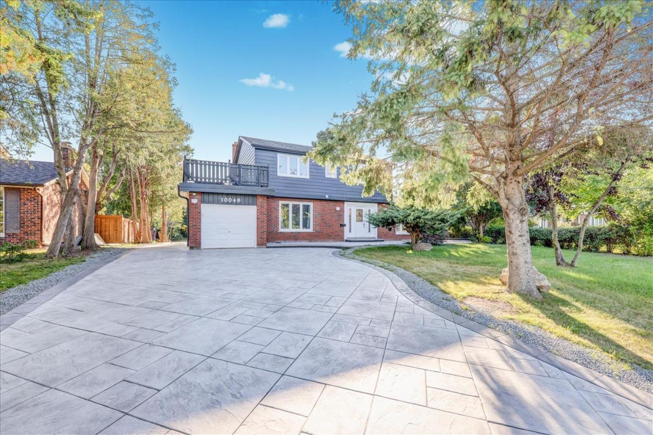 Stunning 7 Bedroom Rougeview Home With 2 Kitchens, 5 Bathrooms, Amazing Backyard & 8-Car Parking Toronto Extérieur photo