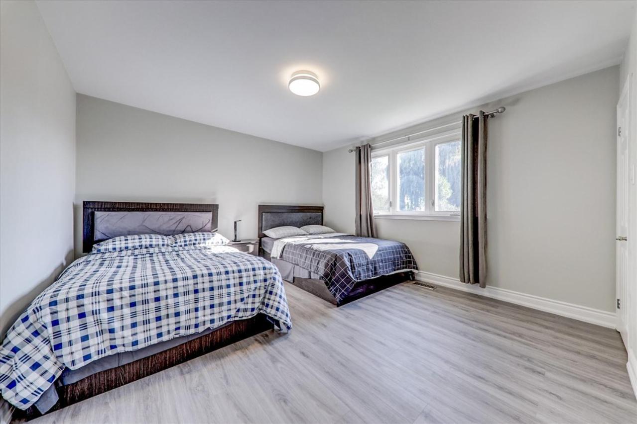 Stunning 7 Bedroom Rougeview Home With 2 Kitchens, 5 Bathrooms, Amazing Backyard & 8-Car Parking Toronto Extérieur photo