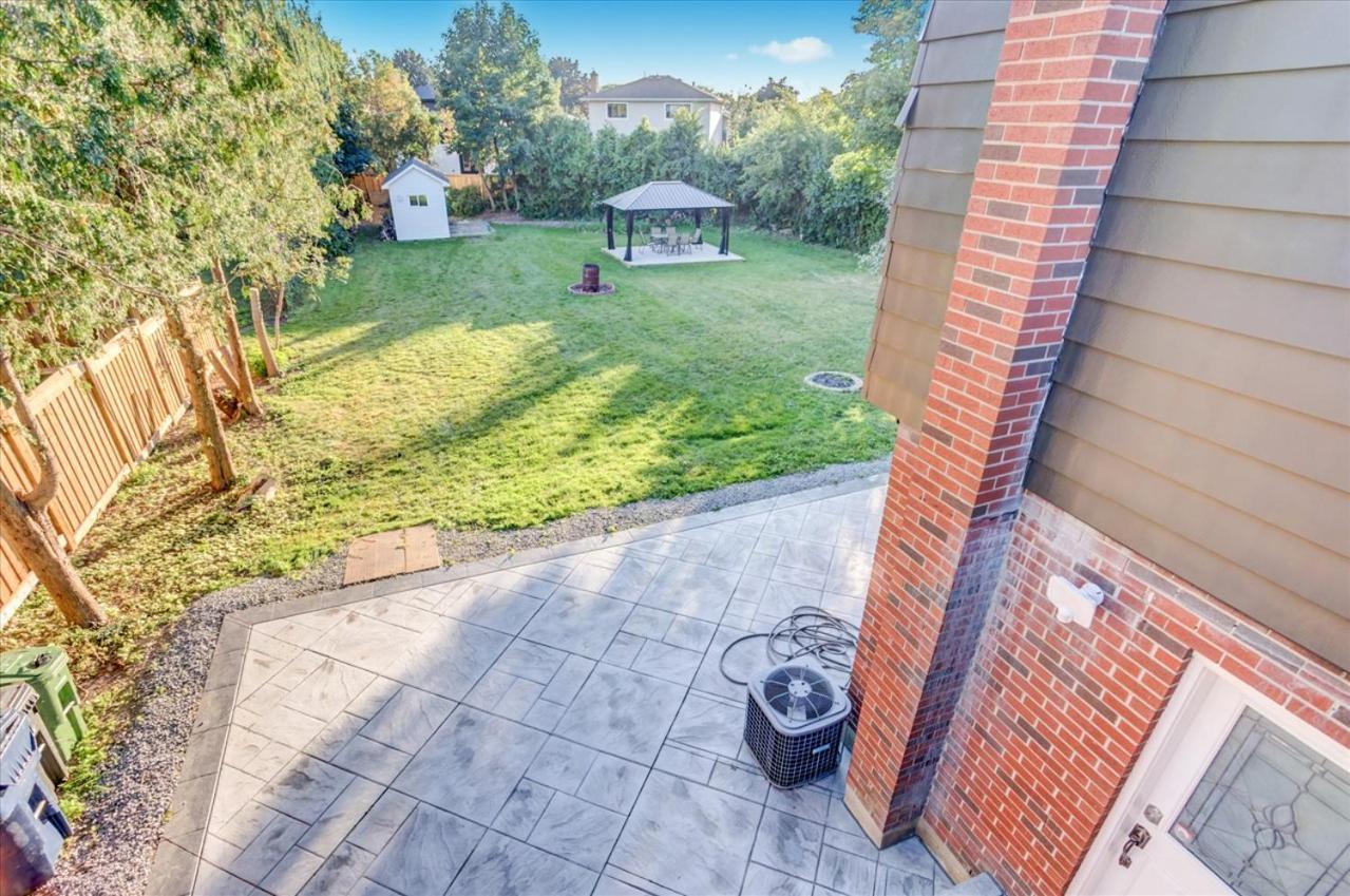 Stunning 7 Bedroom Rougeview Home With 2 Kitchens, 5 Bathrooms, Amazing Backyard & 8-Car Parking Toronto Extérieur photo