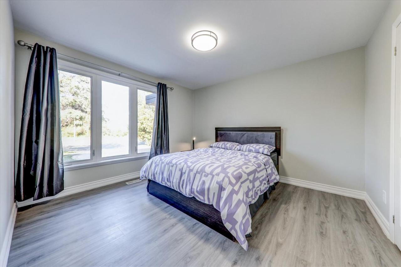 Stunning 7 Bedroom Rougeview Home With 2 Kitchens, 5 Bathrooms, Amazing Backyard & 8-Car Parking Toronto Extérieur photo