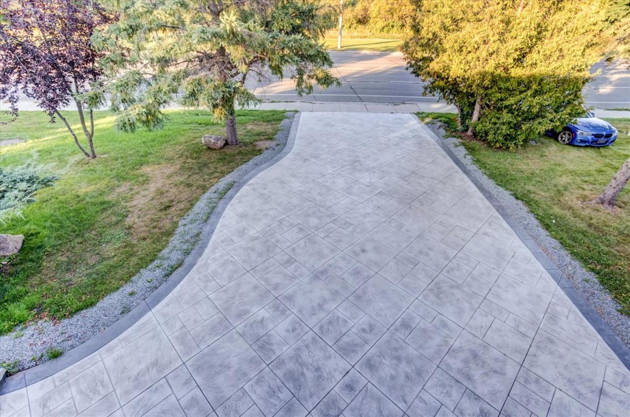 Stunning 7 Bedroom Rougeview Home With 2 Kitchens, 5 Bathrooms, Amazing Backyard & 8-Car Parking Toronto Extérieur photo