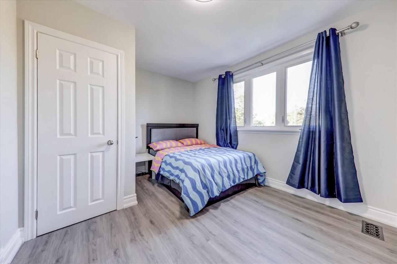 Stunning 7 Bedroom Rougeview Home With 2 Kitchens, 5 Bathrooms, Amazing Backyard & 8-Car Parking Toronto Extérieur photo