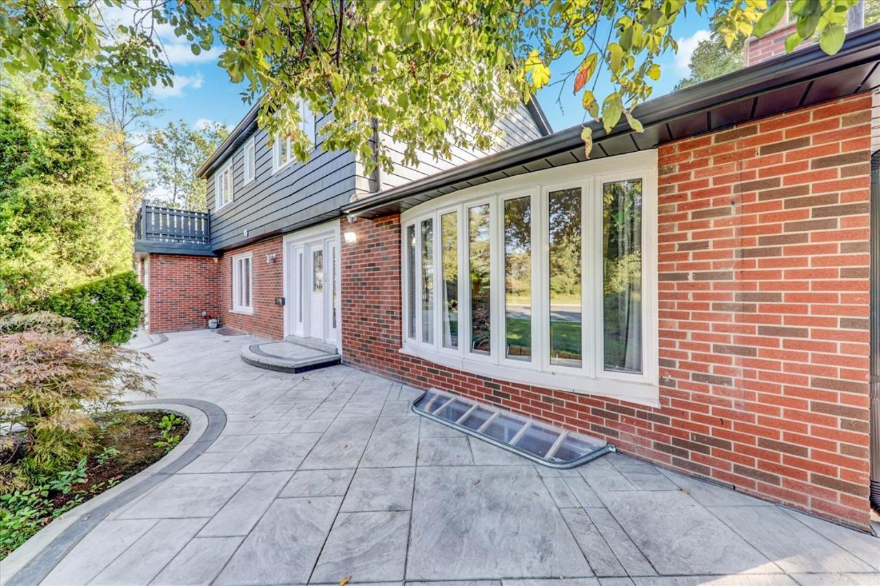 Stunning 7 Bedroom Rougeview Home With 2 Kitchens, 5 Bathrooms, Amazing Backyard & 8-Car Parking Toronto Extérieur photo
