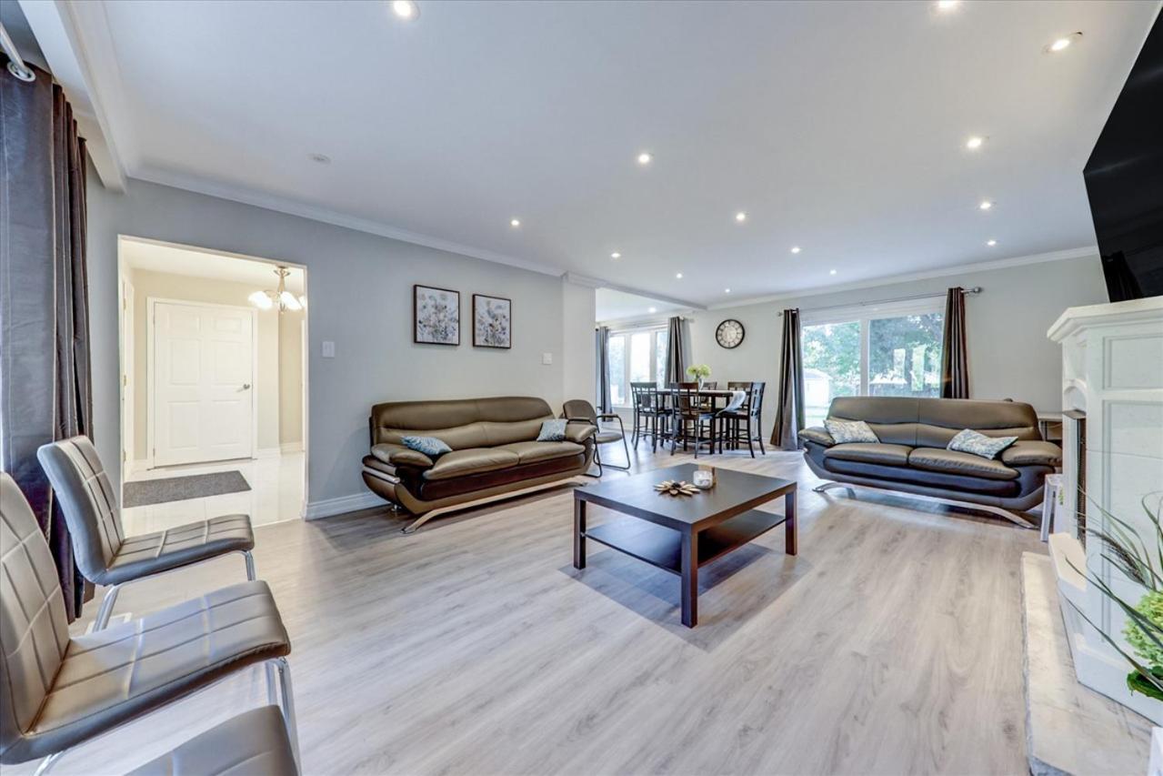 Stunning 7 Bedroom Rougeview Home With 2 Kitchens, 5 Bathrooms, Amazing Backyard & 8-Car Parking Toronto Extérieur photo