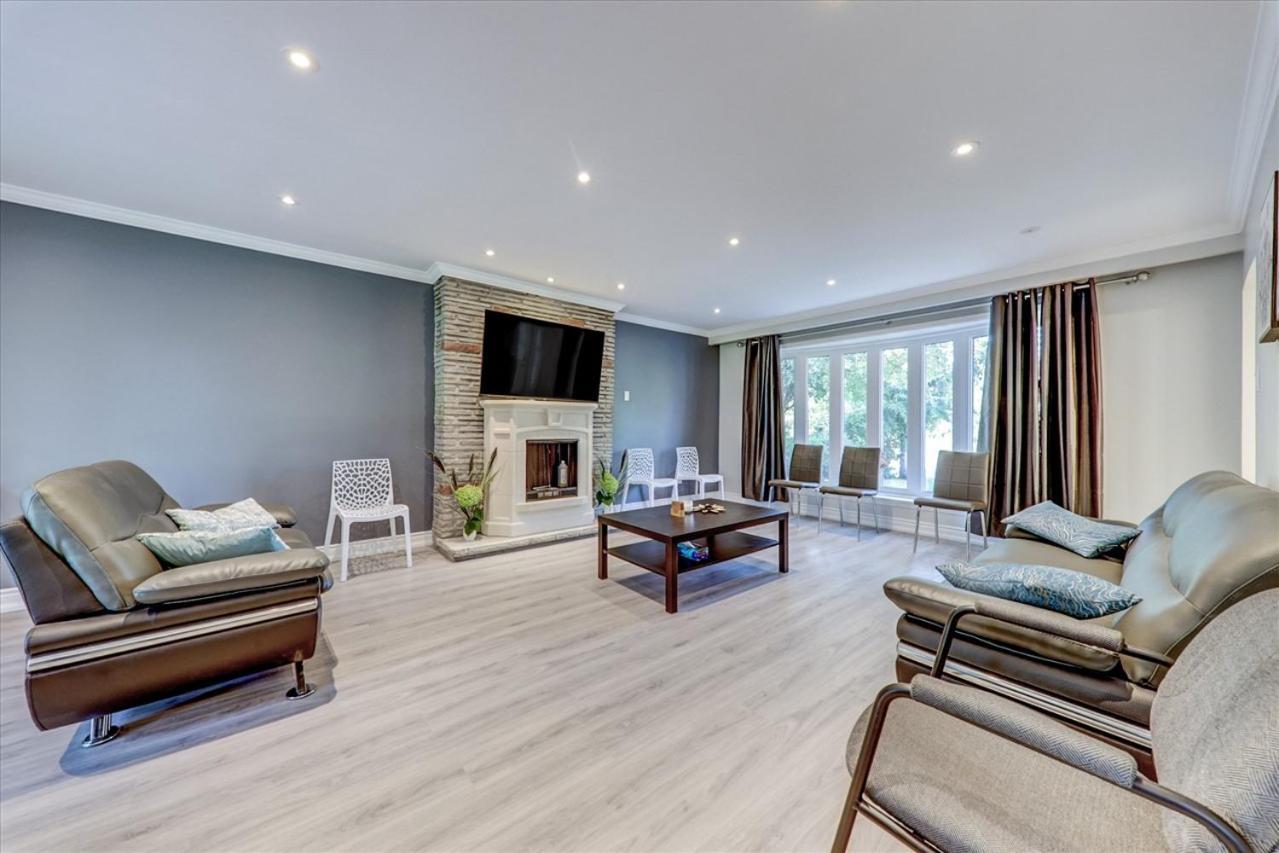 Stunning 7 Bedroom Rougeview Home With 2 Kitchens, 5 Bathrooms, Amazing Backyard & 8-Car Parking Toronto Extérieur photo