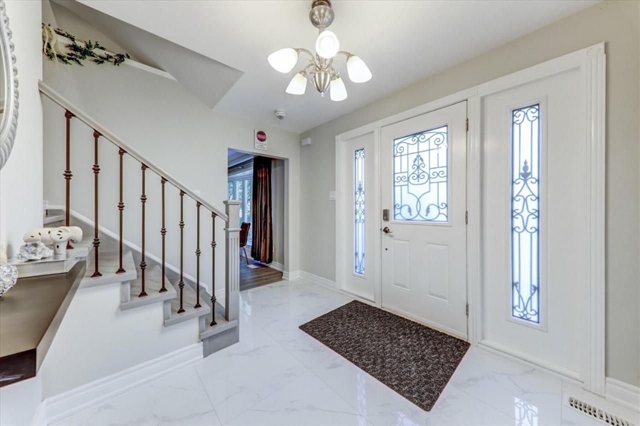 Stunning 7 Bedroom Rougeview Home With 2 Kitchens, 5 Bathrooms, Amazing Backyard & 8-Car Parking Toronto Extérieur photo