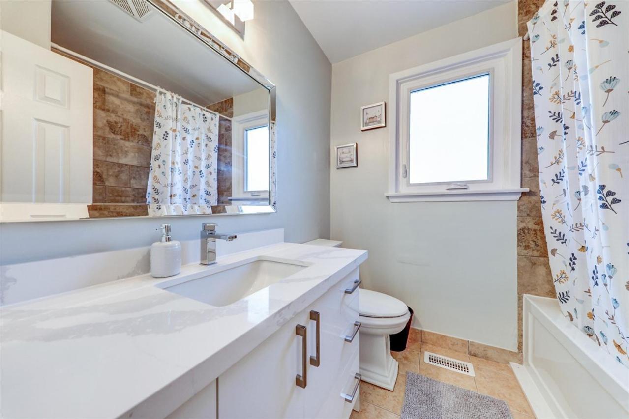Stunning 7 Bedroom Rougeview Home With 2 Kitchens, 5 Bathrooms, Amazing Backyard & 8-Car Parking Toronto Extérieur photo